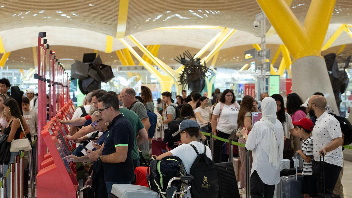 Largas colas durante la huelga del personal de seguridad en Barajas. 