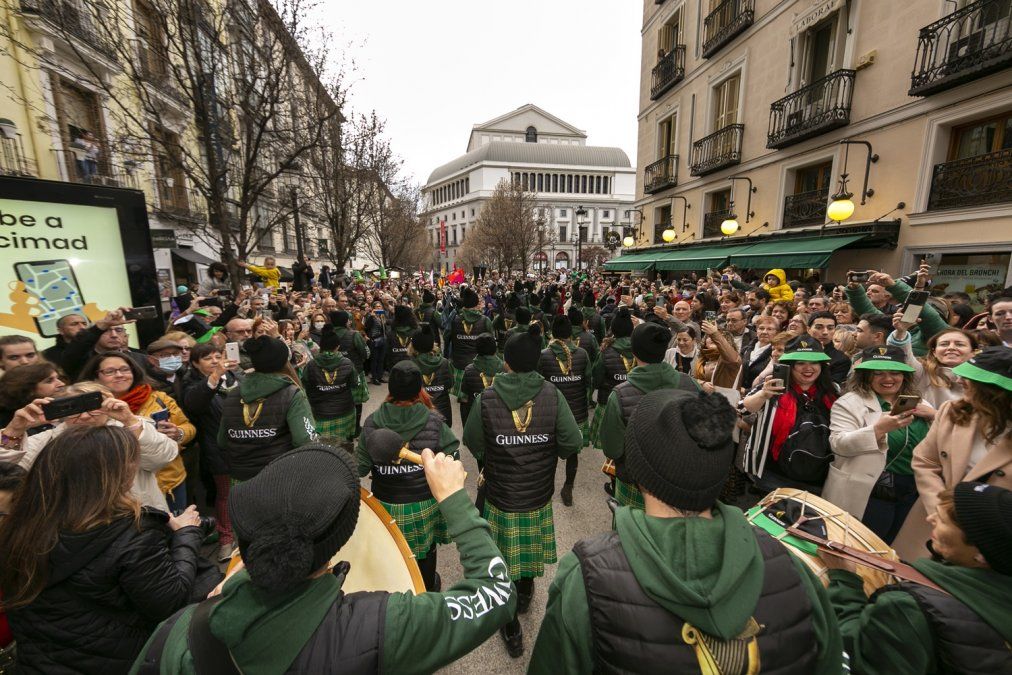 Las 300 gaitas desfilaron acompañadas de tambores y los típicos bodhrans.