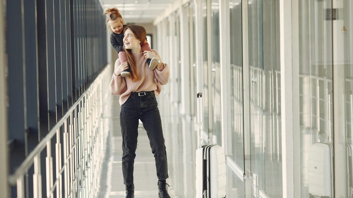 Vacaciones con niños: llevar a mano juguetes, snacks y toallas húmedas para utilizar el tiempo de espera hasta la salida de un vuelo.&nbsp;