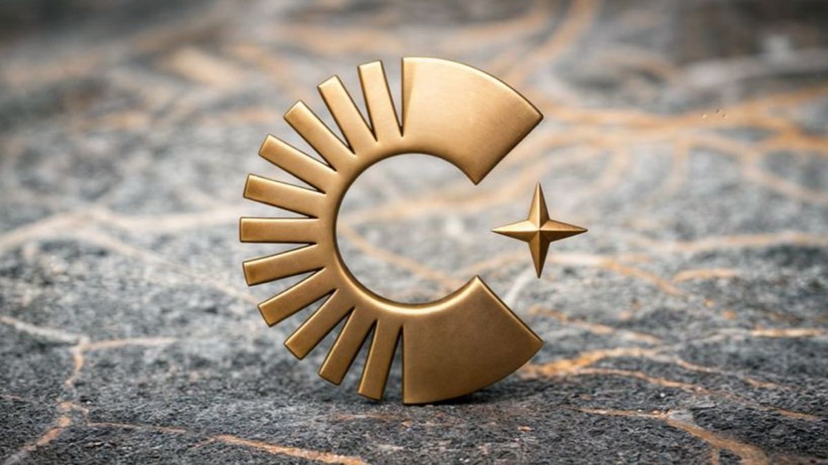 El logo de Carrani Tours presentado en Fitur 2025 con motivo de celebrar 100 años desde su fundación.