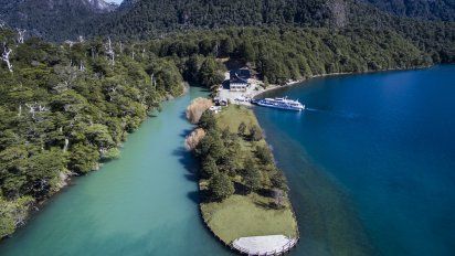 Un clásico de Bariloche es salir a navegar por el lago Nahuel Huapi.