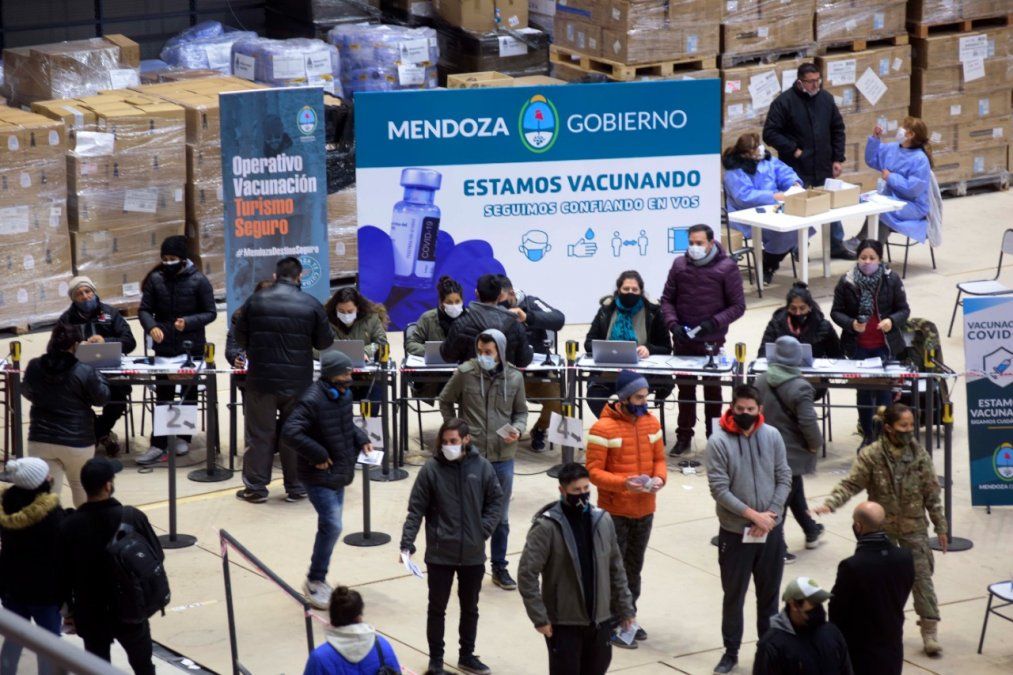 El operativo de vacunación se desarrolla en cada una de las regiones de la provincia, con una gran logística que permite que el proceso se lleve a cabo en pocos minutos.