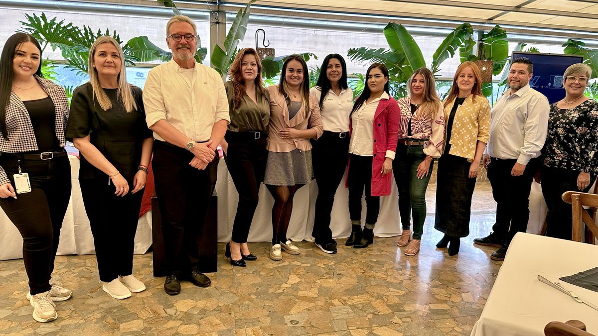 Equipo de Gente Mayorista de Turismo en Medellín, junto a nuestros patrocinadores Claudia Prieto de Turkish Airlines, Lina Muñoz de Eurorutas y Claudia Velásquez de Assist One.