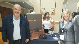 Luis Martin, gerente general de Operador Online, realizó el sorteo junto a su equipo, acompañado de Claudia González, directora de Ladevi. 