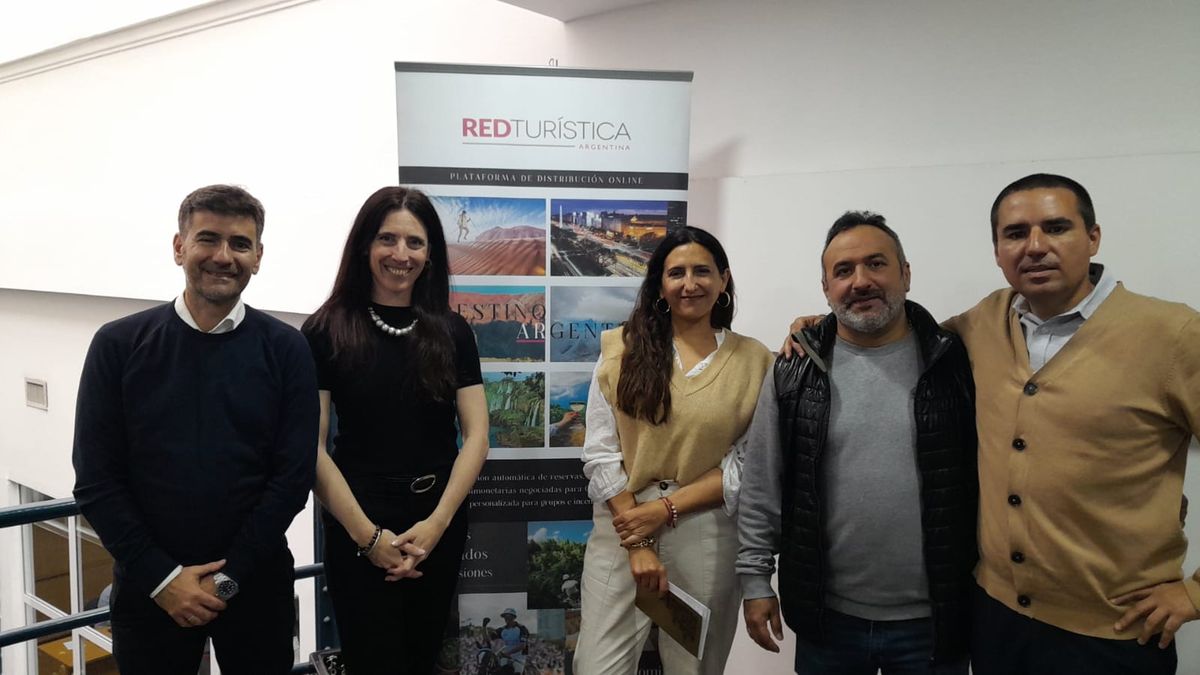 Gastón Grazzi, Patricia Esparza, Verónica Baylac, Gustavo Hermida, y Jerónimo Dramisino al término del encuentro de Red Turística de Hoteles. &nbsp; &nbsp;