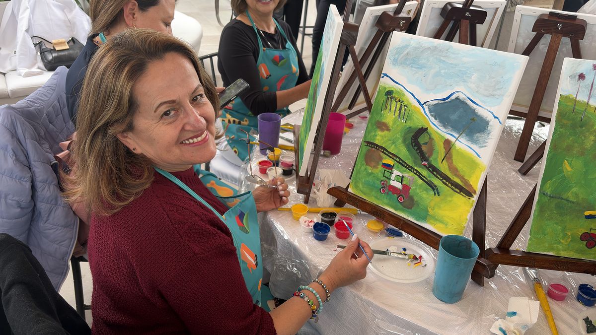 Asistentes a evento de Mis Destinos participaron en una actividad con pintura.