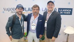 José Alarcon, director comercial de Trips DMC de República Dominicana y su equipo en el stand de Ladevi.