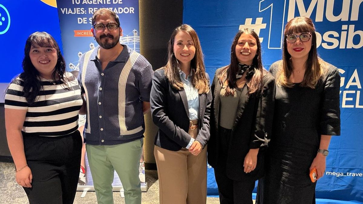Representantes de Mega Travel, Visit Orlando y Experience Kissimmee en el evento organizado por la mayorista.