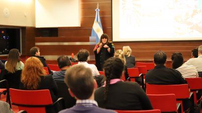 Roberta Sammartino, de la Asociación Argentina de Celiaquía, durante las capacitaciones dictadas en conjunto con Aeropuertos Argentina 2000.