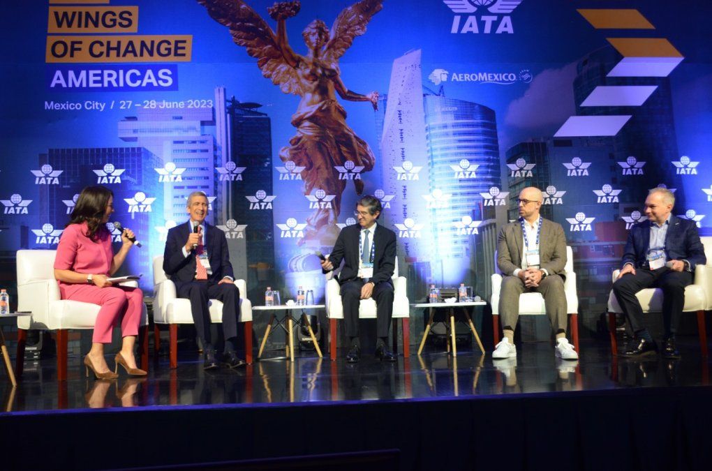 El panel “La aviación como facilitador de la recuperación y el crecimiento socioeconómico en las Américas”: Gabriela Frías, Pedro Heilbron, Dionisio Pérez-Jácome, Frederico Pedreira y Ricardo Sánchez, en el marco de IATA WOCA 2023.