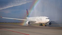 Plus Ultra Líneas Aéreas y uno de sus aviones&nbsp;Airbus A330.