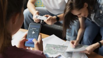 La Inteligencia Artificial optimiza procesos en el turismo, pero aún no reemplaza la empatía ni el criterio de los asesores humanos.