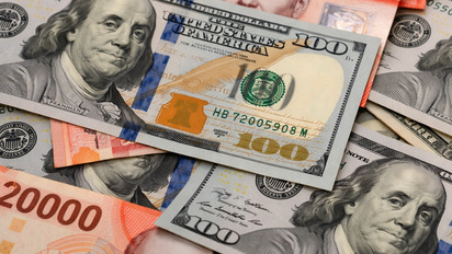 El dólar cae con fuerza y vuelve a acercarse a los $890