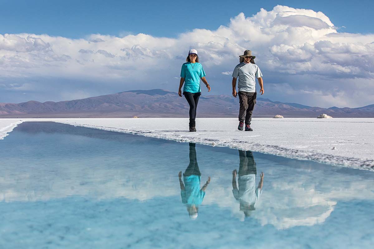 Las Salinas Grandes —entre las provincias de Salta y Jujuy— son una de las Maravillas Naturales de Argentina con un paisaje extraordinario.