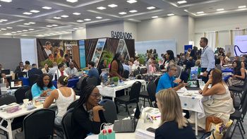 Empresarios en rondas de negocio en el Caribbean Travel Marketplace 2025, en Antigua y Barbuda.