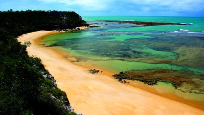 Arraial dAjuda cuenta con playas hermosas al nordeste de Brasil.