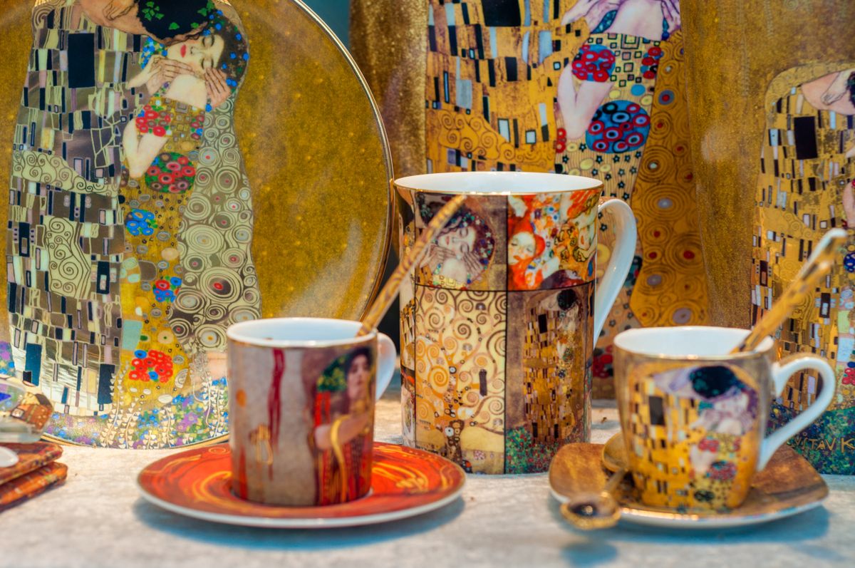 En varios de los museos de Viena se pueden apreciar las obras más famosas de Gustav Klimt, y en sus tiendas de souvenirs comprar todo tipo de artículo con sus imágenes. En varios de los museos de Viena se pueden apreciar las obras más famosas de Gustav Klimt, y en sus tiendas de souvenirs comprar todo tipo de artículo con sus imágenes.