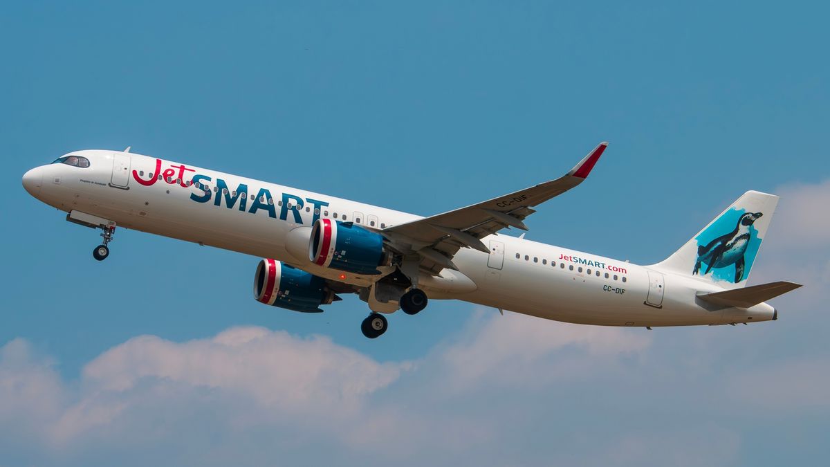 JetSMART: los trabajadores de la aerolínea low cost levantaron el paro previsto para el viernes 1º de agosto y los vuelos operarán con normalidad.