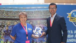 Sandra Rodríguez Londoño, directora de la Oficina de Turismo de Curazao, y Gerardo Fajardo, gerente de desarrollo de negocios de la misma entidad, durante el Travel Fest en Bogotá, espacio de promoción del destino caribeño y articulación con aliados del sector turístico.