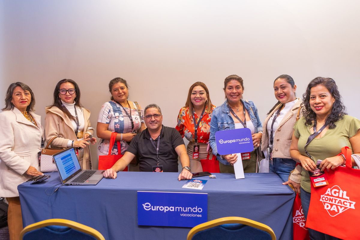 Jordi Juliá junto a las agentes de viajes. Jordi Juliá junto a las agentes de viajes.