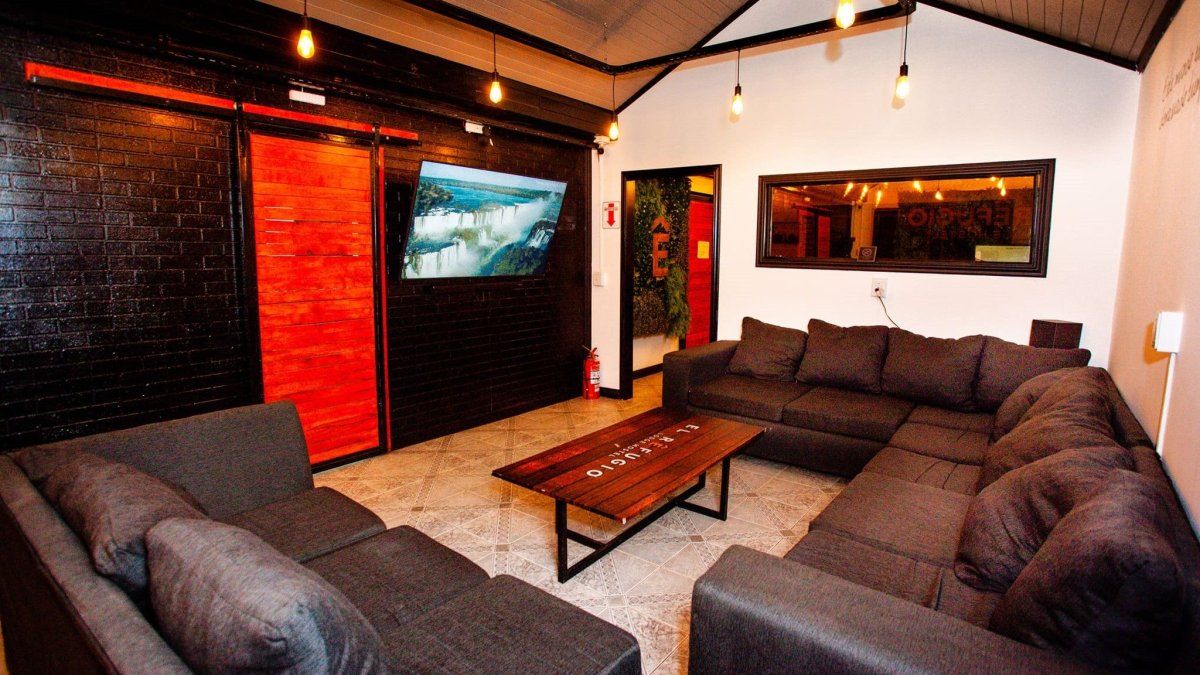 El living es uno de los espacios compartidos en El Refugio Lodge Hostel de Ushuaia.