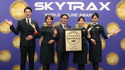 Responsables de la aerolínea EVA Air recogiendo los premios Skytrax