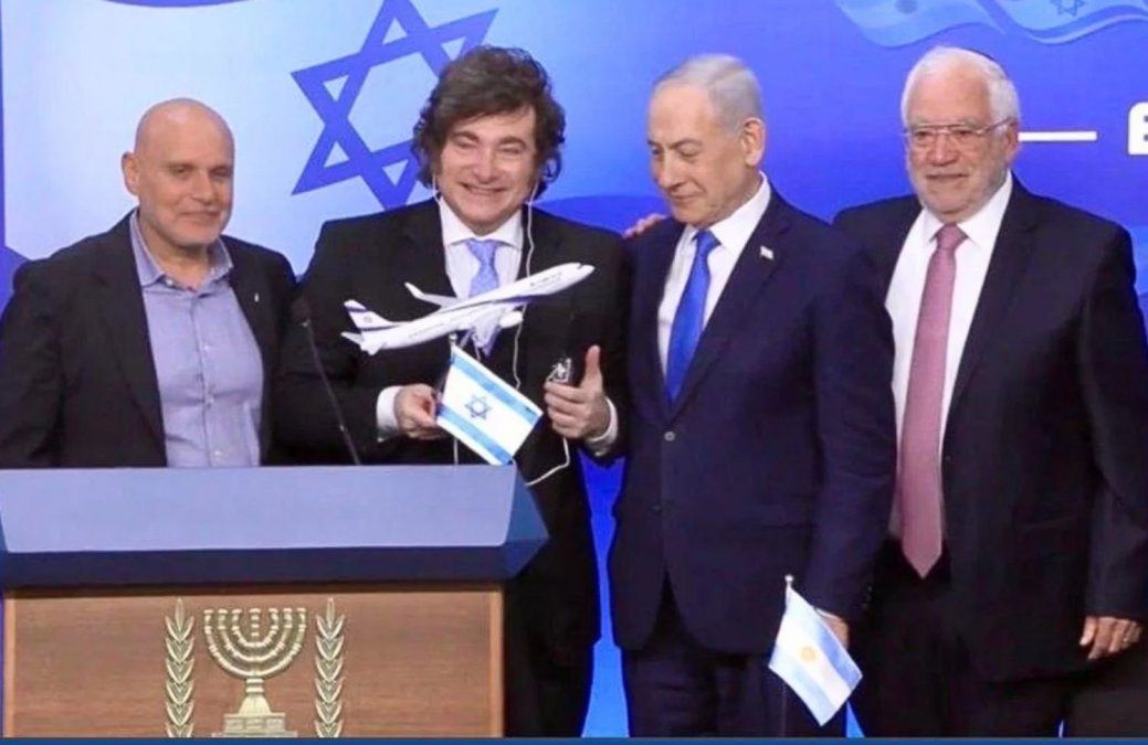 Levy Halevy, CEO de El Al; Javier Milei, Benjamin Netanyahu; y Amikam Ben Zvi, presidente del Consejo de Administración de El Al.&nbsp;