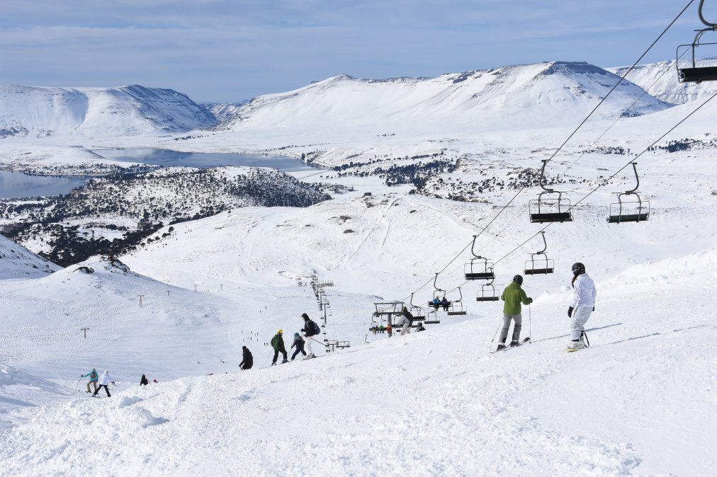 Vacaciones de invierno: conocé el increíble centro de esquí al pie de un volcán en la Patagonia