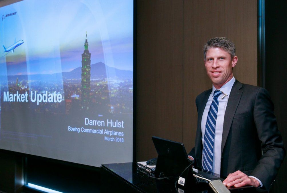 Darren Hulst presentó el último informe de Boeing Commercial.