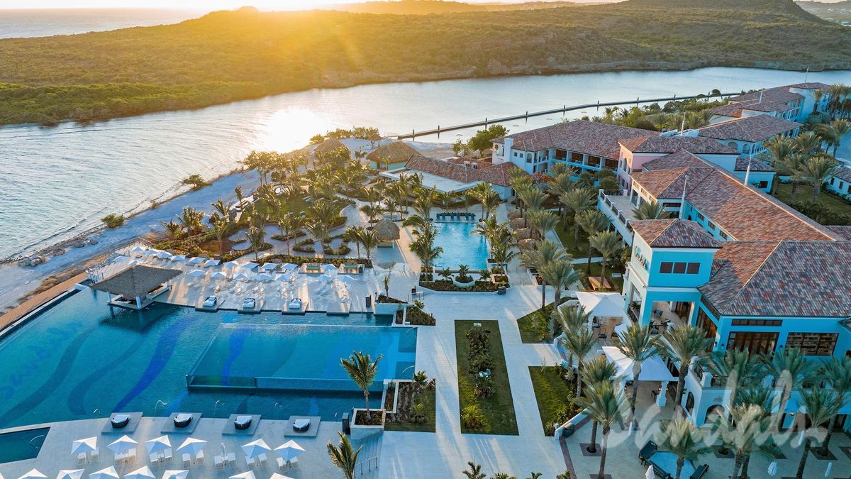 Ubicado en la bahía de Santa Bárbara, Sandals Royal Curaçao ofrece atardeceres únicos del Caribe. Ubicado en la bahía de Santa Bárbara, Sandals Royal Curaçao ofrece atardeceres únicos del Caribe.