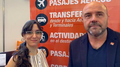 Florencia Martinez, coordinadora de Marketing y Comunicación, y Ariel Scarpini, gerente comercial de Plataforma 10, se mostraron expectantes en la Feria Internacional de Turismo de América Latina.