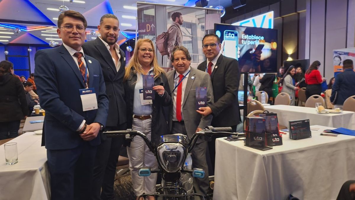 Ganadora de una moto eléctrica a cargo de United Travel Assist.