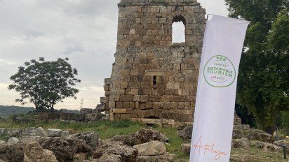 Entrada del evento inaugural de la GSTC 2023 en Perge, Turquía.