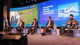 El moderador del panel de aerolíneas pequeñas, partner de KPMG, Eliseo Llamazares; Juan Chamizo, Ronald Casso, Julio Gamero y Mauricio Souza.