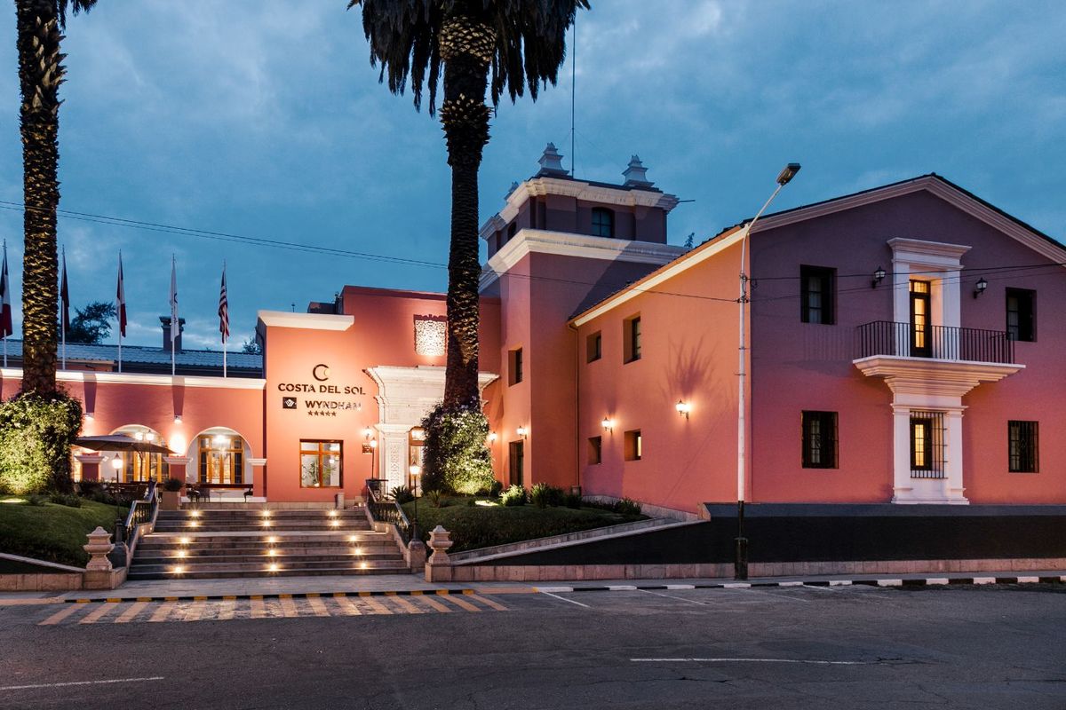 El hotel Costa del Sol Wyndham Arequipa es la mejor opción para descansar y recorrer la Ciudad Blanca del Perú.