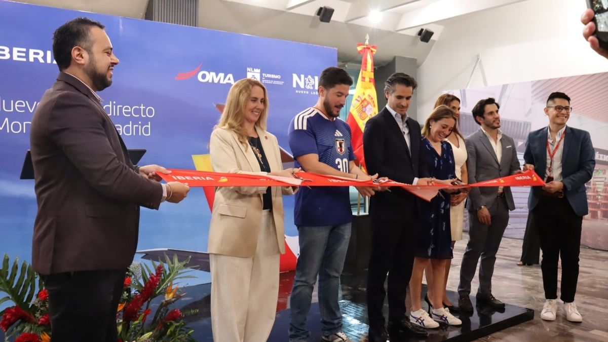 Representantes de Iberia y de autoridades de Nuevo León inauguraron la nueva conexicón entre Madrid y Monterrey.