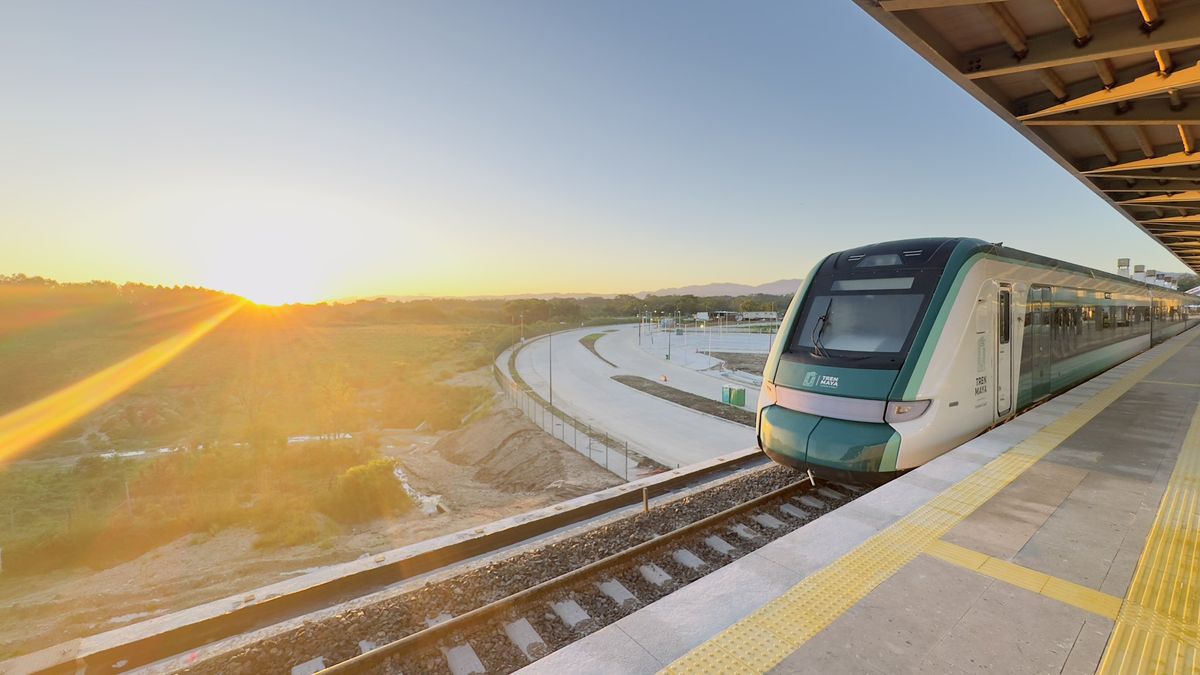 El Tren Maya estrenó el tramo de 8 estaciones que conecta Cancún y Palenque.