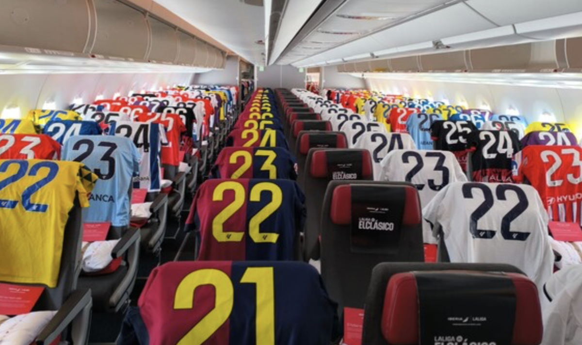 Camisetas de los equipos de LaLiga en el vuelo especial de Iberia en el que se pudo ver en directo el clásico.