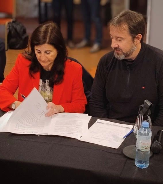Gabriela Testa y Mario González durante la firma del acuerdo entre Coviar y el Emetur.