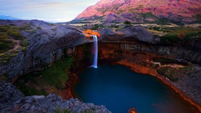 Conocé la mágica cascada de colores de la Patagonia que forma un paisaje único de Argentina