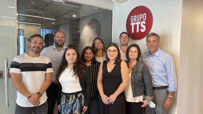 Parte del staff en Chile junto a Sandra Espinosa; Pablo Aperio, director ejecutivo, e Ignacio Aguilar, presidente, del Grupo TTS.