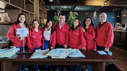 El líder de Expansión de Virgin Voyages para México y Latinoamérica, Alberto Muñoz, junto al equipo de Nao Travel Collection.