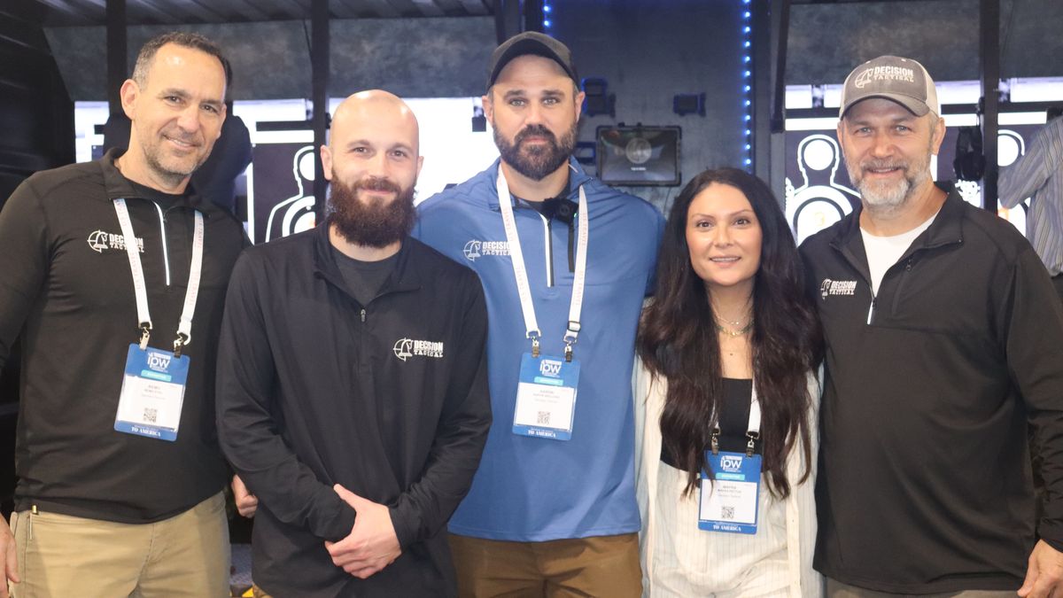 Remo Eyal, Aaron Kellogg y Mayra Pettus, directora de ventas de Decision Tactical, durante IPW.