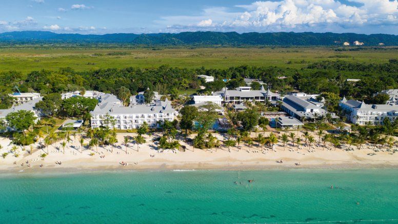 El Riu Palace Tropical Bay reabrió en Negril.
