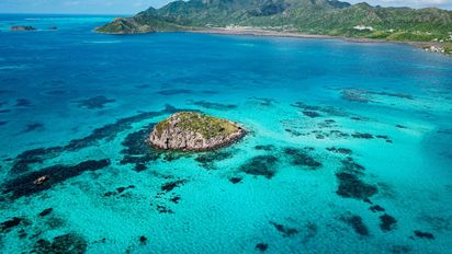 Cayo Cangrejo es un pequeño islote famoso por sus aguas cristalinas y su vibrante vida marina.