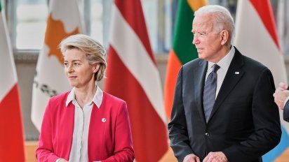 Ursula von der Leyen y Joe Biden durante el acuerdo para fortalecer la industria aerocomercial. Airbus y Boeing serán protegidos contra la china Comac.