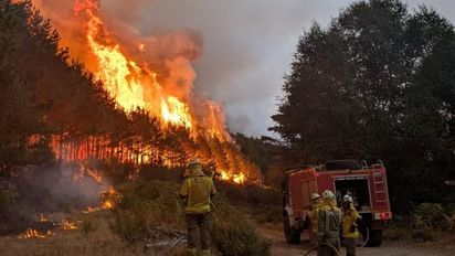 Uno de los incendios que asolan Galicia en este verano.