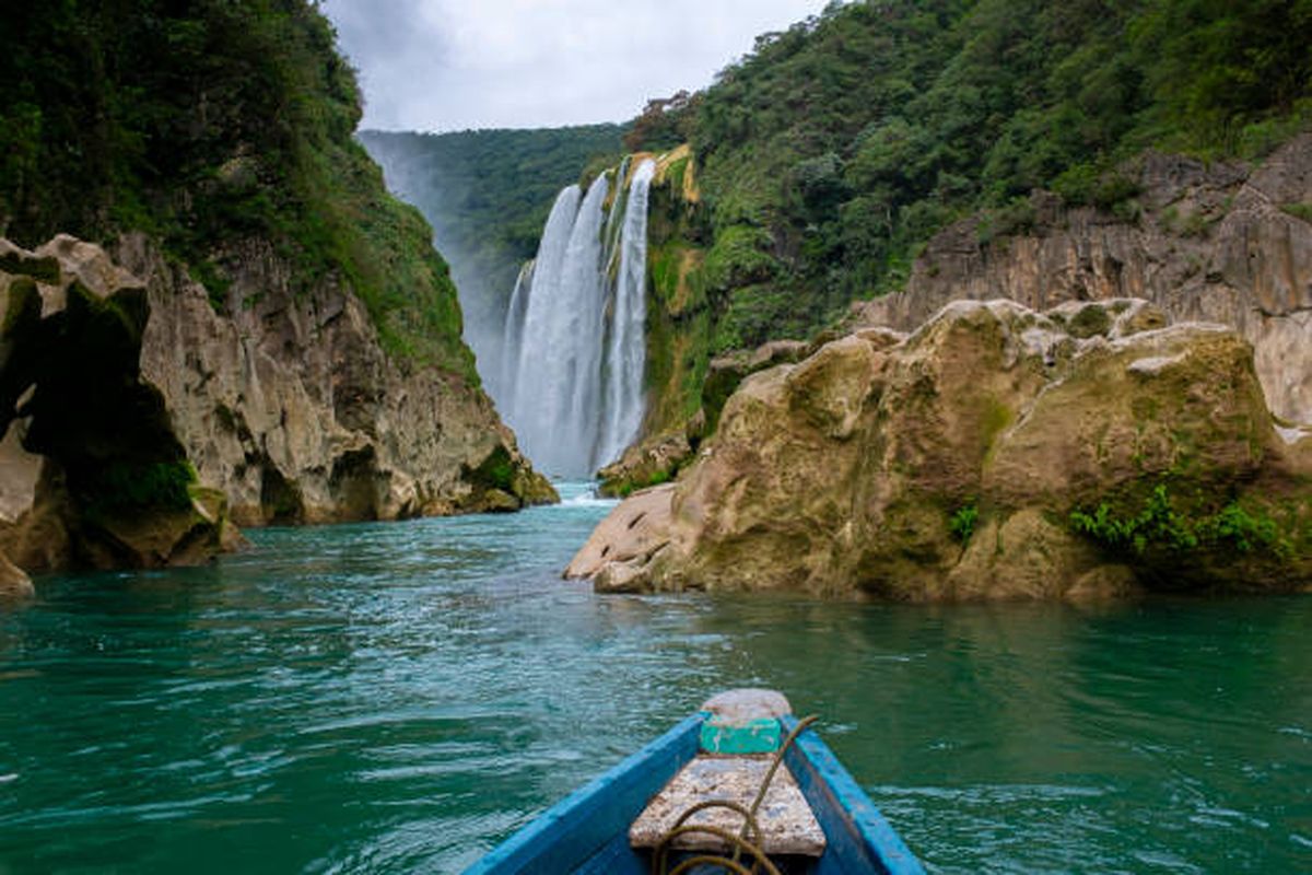 La Huasteca Potosina es una región dominada por ríos y cascadas donde podrás gozar de la conexión franca con la naturaleza perfecta para visitar en Semana Santa.&nbsp;