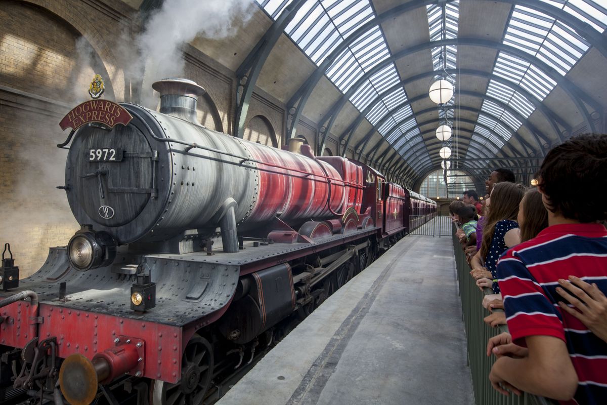 El mágico Hogwarts Express conecta Hogsmeade&nbsp;con&nbsp;Diagon Alley en Universal Orlando Resort.