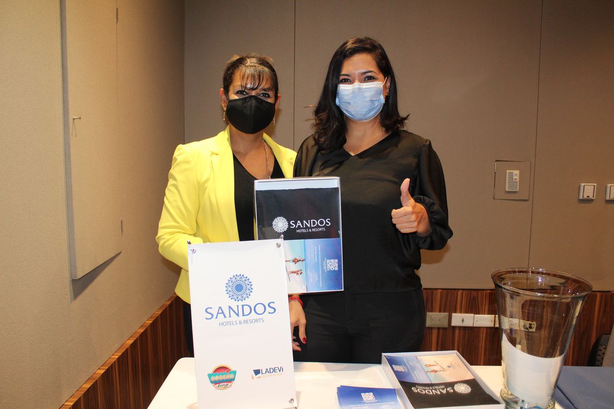 Sandos Hotels & Resorts en compañia de una de las ganadoras de su sorteo.